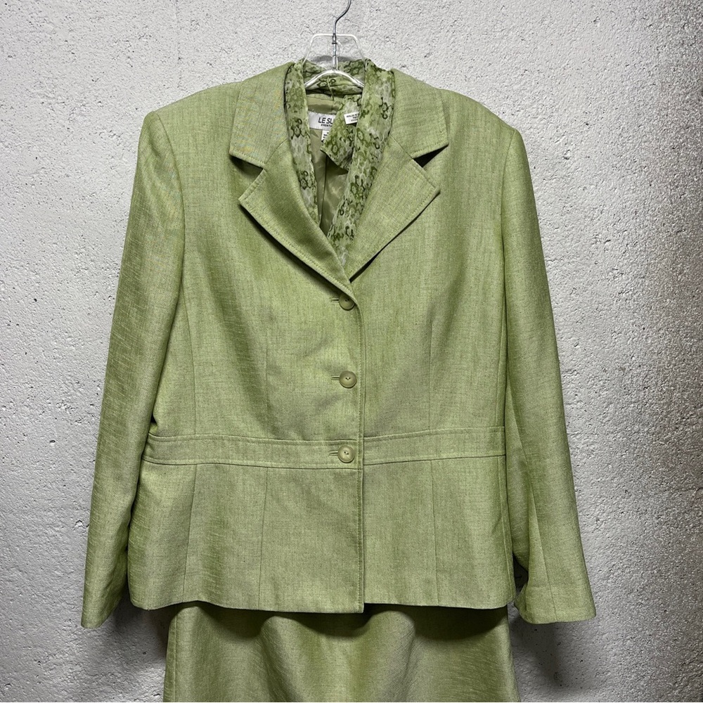 Le Suit Essentials Size 16 Light Green Jacket, Skirt, & Removable Scarf